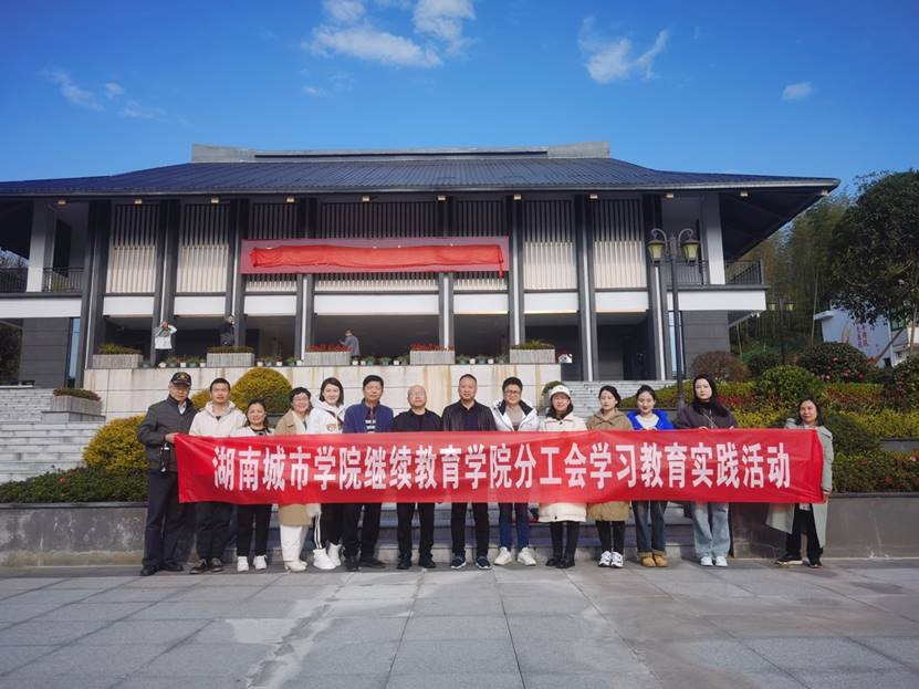 图片包含 建筑, 户外, 路, 火车描述已自动生成