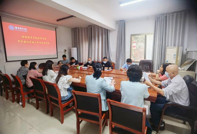 一群人在房间里的餐厅描述已自动生成